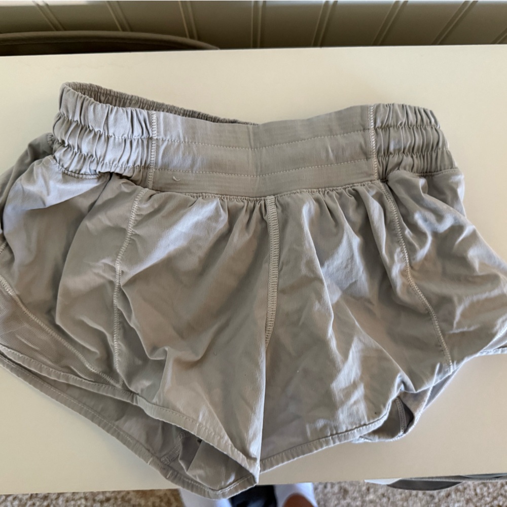Lululemon White Hotty Hot Shorts 2.5in